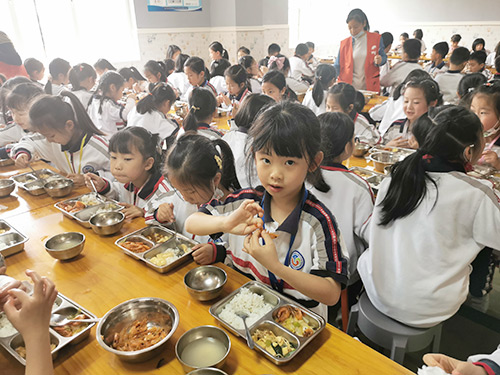 学生用餐时