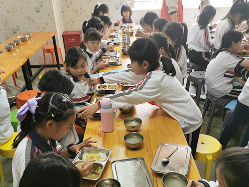 学生饭堂用餐